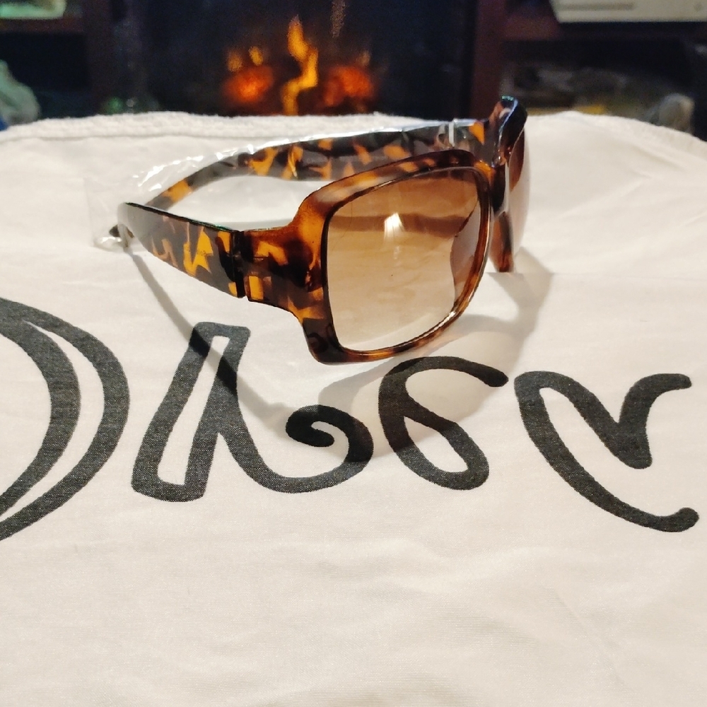 Tortoiseshell Sunglasses - Picture 4 of 7